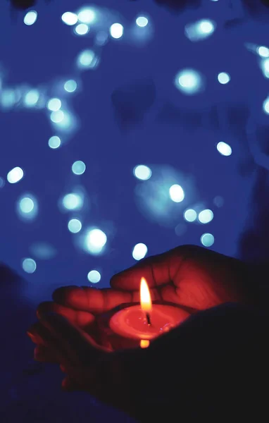 Brennende Kerze Den Händen Eines Mädchens Mit Bokeh Licht Weihnachtskerzen Stockbild