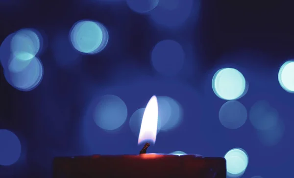 Kerzenlichter Der Dunkelheit Mit Bunten Lichteffekten Und Bokeh Für Feierliche Stockbild