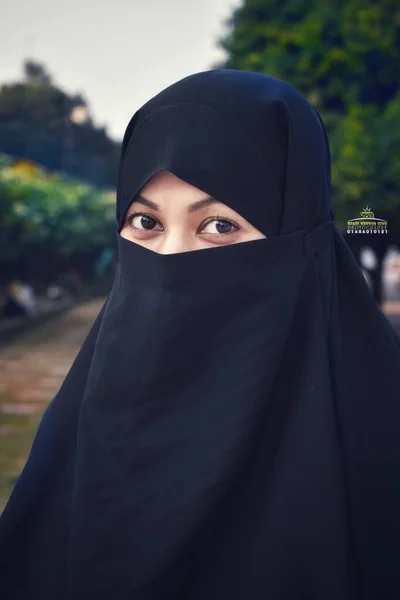 Zbliżenie Pięknej Kobiety Pokrytej Hidżabem Idealne Błyszczące Oczy Muzułmanki Młoda — Zdjęcie stockowe