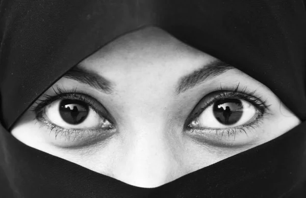 Close Van Mooie Vrouw Gezicht Bedekt Met Hijab Perfecte Glimmende — Stockfoto