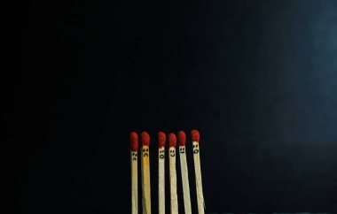 Kırmızı kibrit yakma grubu arka planda izole edildi. Zincirleme reaksiyonda sıra yanan kibrit çöpü. Kibrit kutusu sanat fotoğrafçılığı.