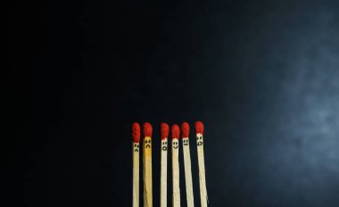 Kırmızı kibrit yakma grubu arka planda izole edildi. Zincirleme reaksiyonda sıra yanan kibrit çöpü. Kibrit kutusu sanat fotoğrafçılığı.