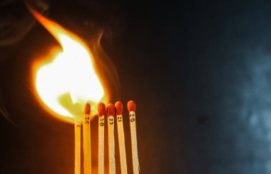 Kırmızı kibrit yakma grubu arka planda izole edildi. Zincirleme reaksiyonda sıra yanan kibrit çöpü. Kibrit kutusu sanat fotoğrafçılığı.