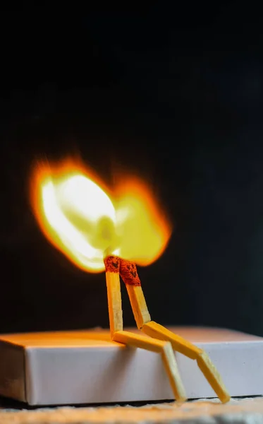 Karanlık fotokopi odasındaki kibrit kutusunda yan yana oturan iki kibrit yanıyor. Birliktelik, dostluk, aşk ve romantizm kavramının metaforu olarak ateşte iki kibrit. Kibrit kutusu sanat fotoğrafçılığı.