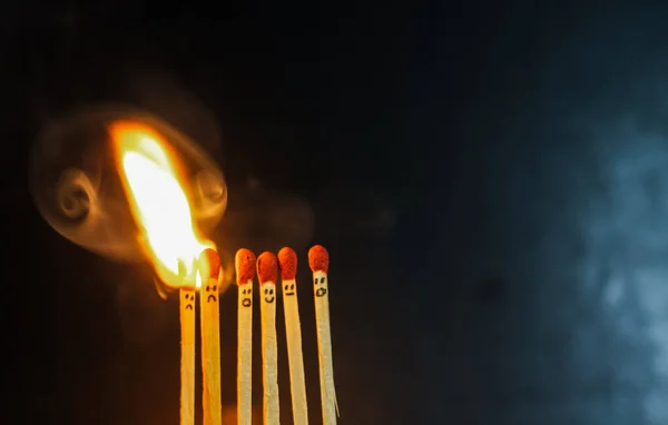 Grupo Una Cerilla Roja Quemándose Aislada Con Fondo Fila Quemando — Foto de Stock