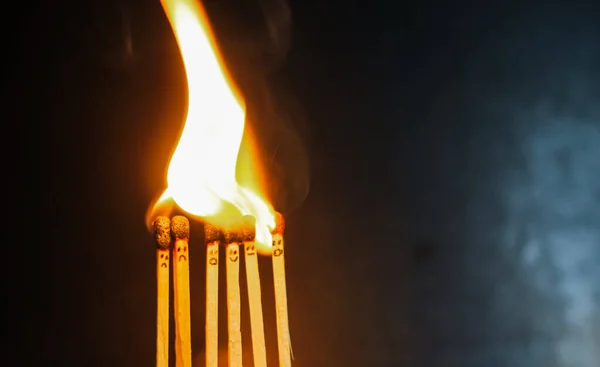 Gruppe Eines Roten Streichholzes Das Isoliert Hintergrund Brennt Reihenweise Brennende — Stockfoto