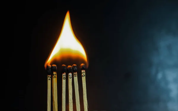 분리되어 나온다 반응에서 성냥개비를 태우는 Matchstick Art Photography — 스톡 사진