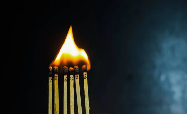분리되어 나온다 반응에서 성냥개비를 태우는 Matchstick Art Photography — 스톡 사진