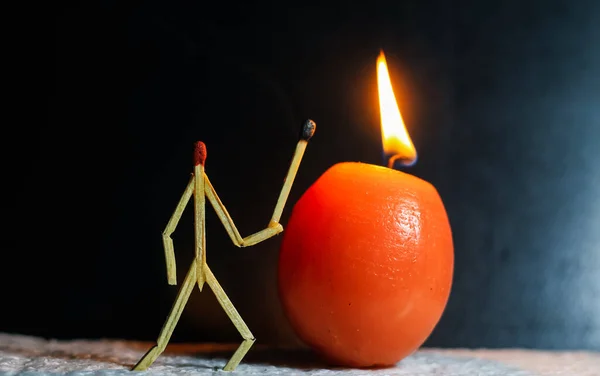 Mum yakan kibrit çöpleri, mum yakan kibrit çöpleri. Kibrit çöpü sanat fotoğrafçılığı karakteri oluşturmak için kibrit çöpleri kullanır.