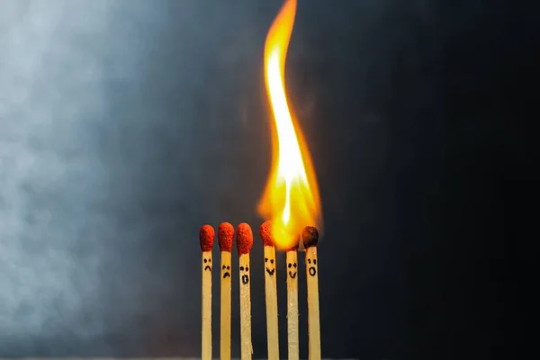 Kırmızı kibrit yakma grubu arka planda izole edildi. Zincirleme reaksiyonda sıra yanan kibrit çöpü. Kibrit kutusu sanat fotoğrafçılığı.