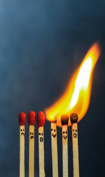 Kırmızı kibrit yakma grubu arka planda izole edildi. Zincirleme reaksiyonda sıra yanan kibrit çöpü. Kibrit kutusu sanat fotoğrafçılığı.