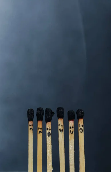 Kırmızı kibrit yakma grubu arka planda izole edildi. Zincirleme reaksiyonda sıra yanan kibrit çöpü. Kibrit kutusu sanat fotoğrafçılığı.