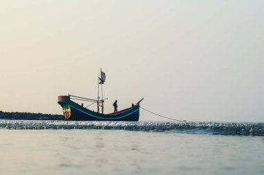 Endüstriyel balıkçı teknesi fotoğrafı. Denizde bir balıkçı teknesi. Bangladeş 'teki balıkçılık endüstrisi. St. Martin Adası 'nda geleneksel Bangladeş balıkçı teknesi.