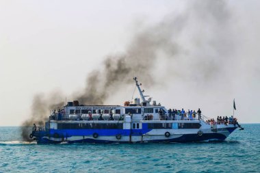 Bengal Körfezi 'nin feribot dumanı bacasından geliyor. Kara egzoz dumanı ana motor ateşlemesinden sonra demirli bir tankerin bacasından gelir. Açık denizde yelken açan gemiden siyah duman..