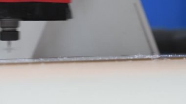 Beyaz PVC plastiğini kesen CNC kesme makinesinin yüksek kaliteli videosu.