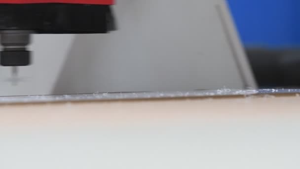 Vídeo Alta Qualidade Uma Máquina Corte Cnc Cortando Através Plástico — Vídeo de Stock