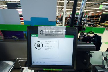 COVID-19 panik satın alımının sebep olduğu İngiltere 'deki bir süpermarkette boş raflar.