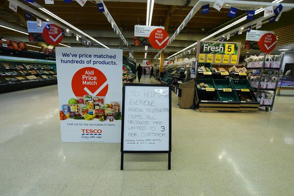 Üres Polcok Egy Egyesült Királyságbeli Szupermarketben Amit Covid Pánikvásárlás Okozott — Stock Fotó