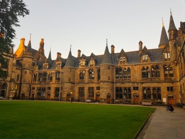 Glasgow Üniversitesi, dünyanın en eski dördüncü İngilizce konuşan üniversitesi..
