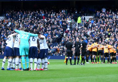 LONDON, ENGLAND - MArch 1, 2020: İki takım oyuncu ve hakemler Tottenham Hotspur FC ile Wolverhampton FC arasında oynanan 2020 / 21 Premier League maçından saniyeler önce Tottenham Hotspur Stadyumu 'nda çekildiler..