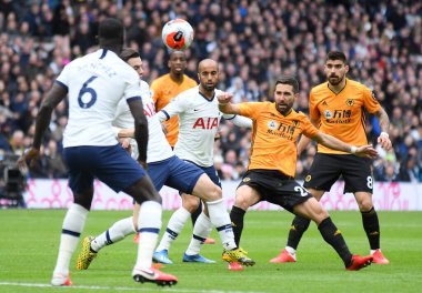 LONDON, ENGLAND - MArch 1, 2020: Tottenham 'dan Lucas Moura ve Wolverhampton' dan Joao Moutinho Tottenham Hotspur FC ile Tottenham Hotspur Stadyumu 'ndaki Wolverhampton FC arasında oynanan 2020 / 21 Premier League maçı sırasında çekilmiştir..