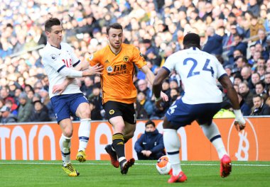 LONDON, ENGLAND - MArch 1, 2020: Tottenham 'dan Giovani Lo Celso ve Wolverhampton' dan Diogo Jota Tottenham Hotspur FC ile Tottenham Hotspur Stadyumu 'ndaki Wolverhampton FC arasında oynanan 2020 / 21 Premier League maçı sırasında çekildi..