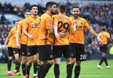 LONDON, ENGLAND - MArch 1, 2020: Wolverhampton 'dan Ruben Vinagre, Tottenham Hotspur FC ile Wolverhampton FC arasında oynanan 2020 / 21 Premier League maçı sırasında Joao Moutinho ile birlikte Tottenham Hotspur Stadyumu' nda kutluyor..