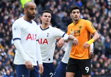 LONDON, ENGLAND - Tottenham 'dan Dele Alli ve Wolverhampton' dan Raul Jimenez, Tottenham Hotspur FC ile Tottenham Hotspur Stadyumu 'ndaki Wolverhampton FC arasında oynanan 2020 / 21 Premier League maçı sırasında çekildiler..