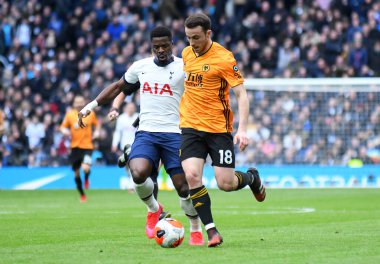 LONDON, ENGLAND - MArch 1, 2020: Tottenham 'dan Serge Aurier ve Wolverhampton' dan Diogo Jota Tottenham Hotspur FC ile Tottenham Hotspur Stadyumu 'ndaki Wolverhampton FC arasında oynanan 2020 / 21 Premier League maçı sırasında resmedildi..