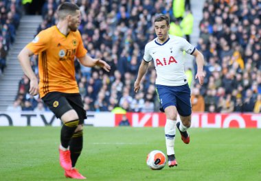 LONDON, ENGLAND - MArch 1, 2020: Tottenham 'dan Harry Winks, Tottenham Hotspur FC ile Wolverhampton FC arasında oynanan 2020 / 21 Premier League maçı sırasında Tottenham Hotspur Stadyumu' nda çekilmiştir..