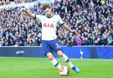 LONDON, ENGLAND - MArch 1, 2020: Tottenham 'dan Ben Davies Tottenham Hotspur FC ile Wolverhampton FC arasında oynanan 2020 / 21 Premier League maçı sırasında Tottenham Hotspur Stadyumu' nda çekilmiştir..