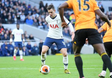 LONDON, ENGLAND - MArch 1, 2020: Tottenham 'dan Giovani Lo Celso Tottenham Hotspur FC ile Wolverhampton FC arasında oynanan 2020 / 21 Premier Lig maçı sırasında Tottenham Hotspur Stadyumu' nda çekilmiştir..
