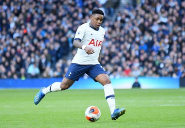 LONDON, ENGLAND - MArch 1, 2020: Tottenham 'dan Steven Bergwijn Tottenham Hotspur FC ile Wolverhampton FC arasında oynanan 2020 / 21 Premier Lig maçı sırasında Tottenham Hotspur Stadyumu' nda çekilmiştir..