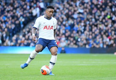 LONDON, ENGLAND - MArch 1, 2020: Tottenham 'dan Steven Bergwijn Tottenham Hotspur FC ile Wolverhampton FC arasında oynanan 2020 / 21 Premier Lig maçı sırasında Tottenham Hotspur Stadyumu' nda çekilmiştir..