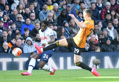 LONDON, ENGLAND - MArch 1, 2020: Tottenham 'dan Serge Aurier Tottenham Hotspur FC ile Wolverhampton FC arasında oynanan 2020 / 21 Premier League maçı sırasında Tottenham Hotspur Stadyumu' nda çekilmiştir..