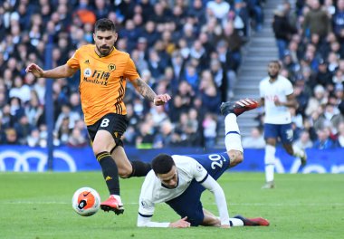 LONDON, ENGLAND - MArch 1, 2020: Wolverhampton 'dan Ruben Neves ve Tottenham' dan Dele Alli Tottenham Hotspur FC ve Wolverhampton FC arasında oynanan 2020 / 21 Premier League maçı sırasında Tottenham Hotspur Stadyumu 'nda çekilmiştir..
