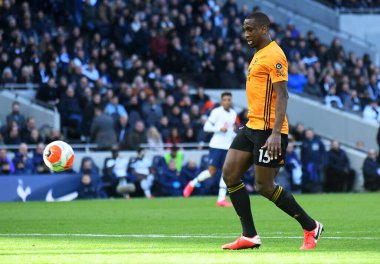LONDON, ENGLAND - MArch 1, 2020: Wolverhampton 'dan Willy Boly Tottenham Hotspur FC ile Wolverhampton FC arasında oynanan 2020 / 21 Premier League maçı sırasında Tottenham Hotspur Stadyumu' nda çekilmiştir..