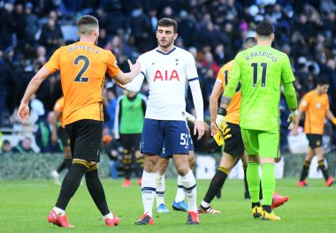 LONDON, ENGLAND - MArch 1, 2020: Tottenham 'dan Troy Parrott, Tottenham Hotspur Stadyumu' ndaki Tottenham Hotspur FC ile Wolverhampton FC arasında oynanan 2020 / 21 Premier League maçından sonra Wolverhampton 'dan Matt Doherty' yi selamladı..