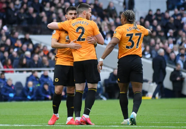 LONDON, ENGLAND - MArch 1, 2020: Wolverhampton 'dan Ruben Vinagre, Tottenham Hotspur FC ile Wolverhampton Stadyumu' nda oynanan 2020 / 21 Premier League maçında attığı gol sonrasında Matt Doherty ve Adama Traore ile kutluyor..
