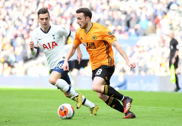 LONDON, ENGLAND - MArch 1, 2020: Tottenham (L) 'den Giovani Lo Celso ve Wolverhampton' dan Diogo Jota (R) Tottenham Hotspur FC ile Tottenham Hotspur Stadyumu 'ndaki Wolverhampton FC arasında oynanan 2020 / 21 Premier League maçı sırasında çekildi..