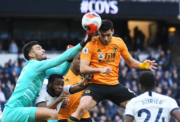 LONDON, ENGLAND - MArch 1, 2020: Tottenham 'dan Paulo Gazzaniga ve Wolverhampton' dan Raul Jimenez Tottenham Hotspur FC ile Tottenham Hotspur Stadyumu 'ndaki Wolverhampton FC arasında oynanan 2020 / 21 Premier League maçı sırasında çekilmiştir..
