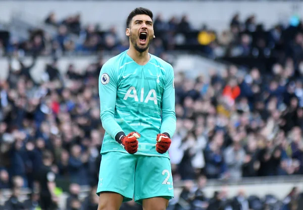 LONDON, ENGLAND - MArch 1, 2020: Tottenham 'lı Paulo Gazzaniga, Tottenham Hotspur Stadyumu' nda Tottenham Hotspur ve Wolverhampton FC arasında oynanan 2020 / 21 Premier League maçında attığı golü kutladı..