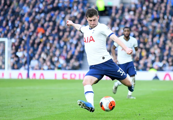 LONDON, ENGLAND - MArch 1, 2020: Tottenham 'dan Ben Davies Tottenham Hotspur FC ile Wolverhampton FC arasında oynanan 2020 / 21 Premier League maçı sırasında Tottenham Hotspur Stadyumu' nda çekilmiştir..