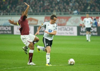 BÜKREŞ, ROMANIA - 20 Ekim 2011: Legia 'dan Miroslav Radoviç (R), Avrupa Ligi C Grubu' nun Ulusal Arena 'da oynadığı Rapid Bucuresti ve Legia Warszawa maçında çekildi..