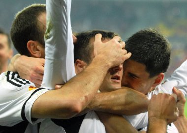 BÜKREŞ, ROMANIA - 20 Ekim 2011: Legia 'lı Miroslav Radoviç, UEFA Avrupa Ligi C Grubu' nun National Arena 'daki Rapid Bucuresti ve Legia Warszawa arasındaki tek golünü attıktan sonra kutluyor