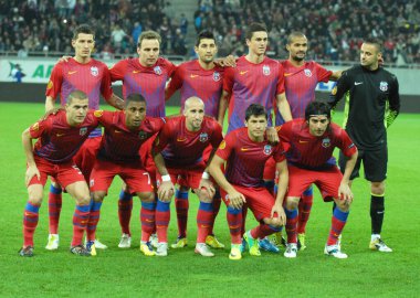 BUCHAREST, ROMANIA - NOVEMBER 3, 2011: Ulusal Arena 'da FCSB ve Maccabi Hayfa arasında oynanan UEFA Avrupa Ligi Grup J maçından önce çekilmiş bir fotoğraf. Up (L 'den R' ye): Mihai Kostea, Novak Martinoviç, Florin Kostea, Florin Gardos, Geraldo Alves, 