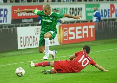 BUCHAREST, ROMANIA - NOVEMBER 3, 2011: Maccabi 'den Yaniv KAtan (L) ve FCSB' den Cristian Tanase (R), FCSB ve Maccabi Hayfa Ulusal Arena 'daki UEFA Avrupa Ligi J Grubu maçı sırasında eylem halinde resmedildi..