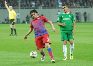 BUCHAREST, ROMANIA - NOVEMBER 3, 2011: FCSB 'den Pablo Brandan (L) UEFA Avrupa Ligi J Grubu' nun Ulusal Arena 'daki FCSB ve Maccabi Haifa arasında oynanan maçı sırasında çekildi