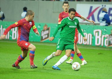 BÜKREŞ, ROMANIA - NOVEMBER 3, 2011: FCSB 'den Alexandru Bourceanu (L) ve MAccabi' den Eyal Golasa (R), FCSB ve Maccabi Hayfa Ulusal Arena 'daki UEFA Avrupa Ligi J Grubu maçı sırasında eylem halinde görüntülenmiştir..