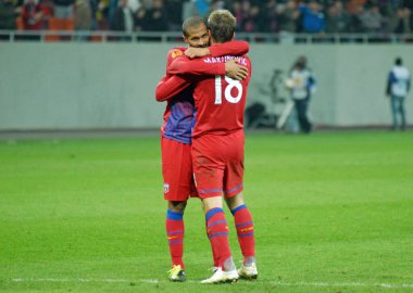 BÜKREŞ, ROMANIA - NOVEMBER 3, 2011: FCSB 'den Geraldo Alves, UEFA Avrupa Ligi J Grubu' nun Ulusal Arena 'da FCSB ve Maccabi Haifa arasında oynadığı ve FCSB' nin 4-2 kazandığı maç sonrasında Novak Martinoviç 'e sarıldı.